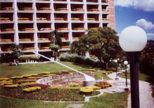 Observem as luminrias ''burras'',
do pior tipo que existe.